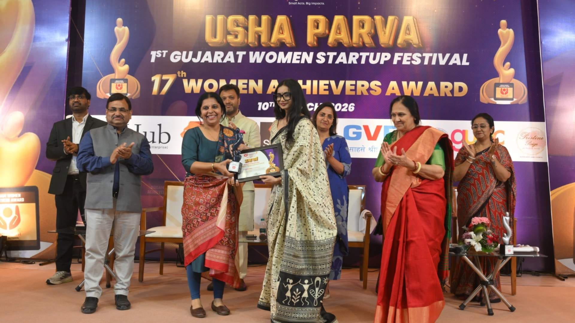 सम्मानित होते हुए पंखुड़ी सोनी