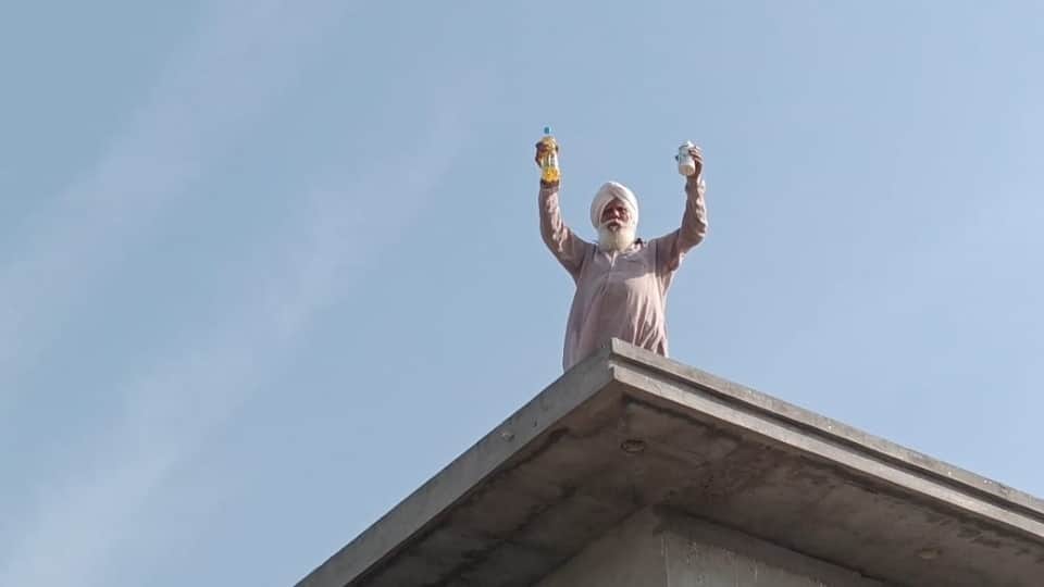 पेट्रोल और स्प्रे दिखाता किसान।