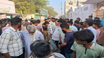 शव मिलने के बाद मौके पर जुटी भीड़