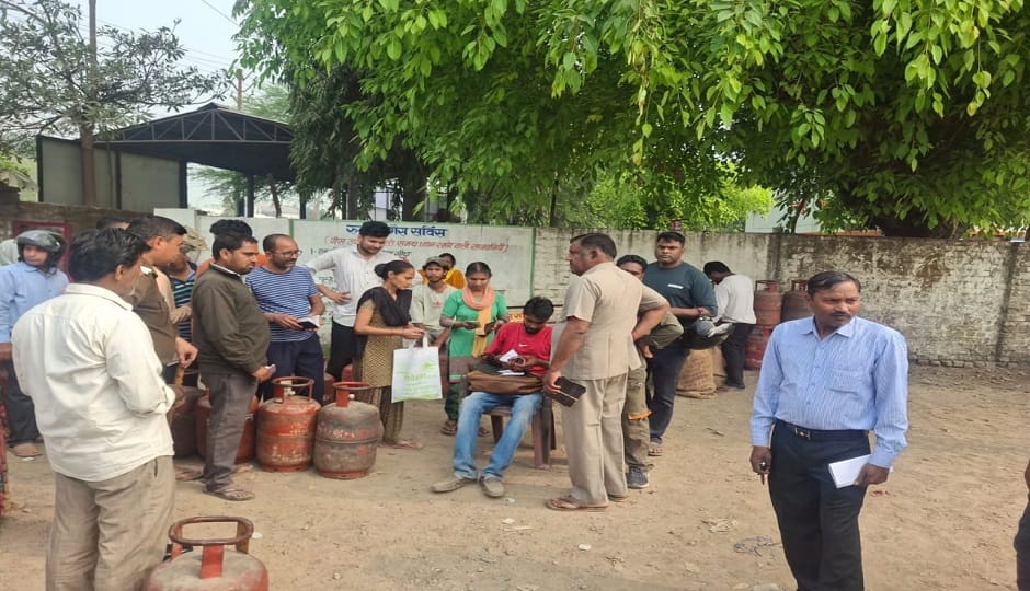 Amid the shortage of LPG cylinders, people queued up since two am in rudrapur