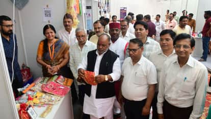 स्टॉल का अवलोकन करते एमएलसी हंसराज विश्वकर्मा।