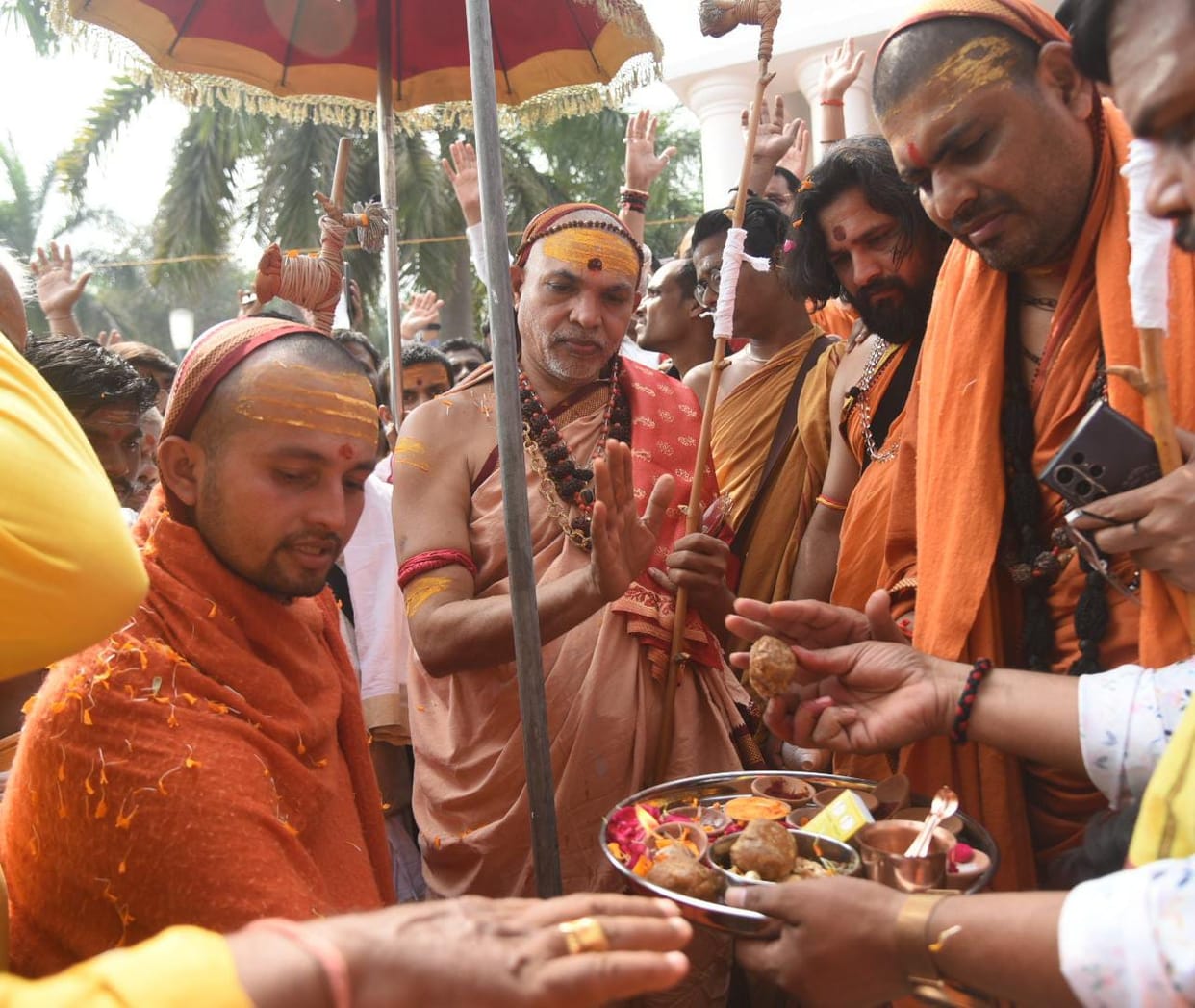 Shankaracharya Swami Avimukteshwarananda sounded the bugle for cow protection religious war from Lucknow.