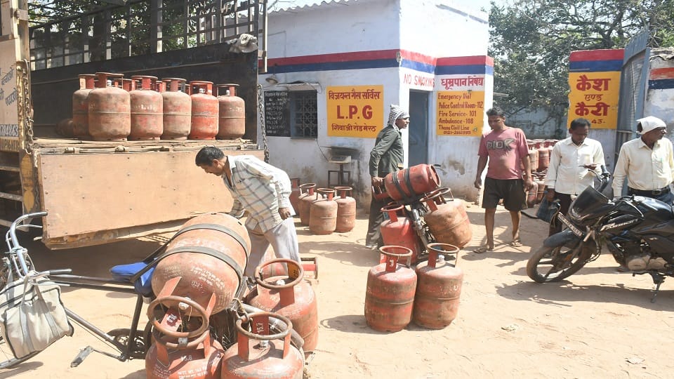 Israel-Iran War: Direct FIR for black marketing of gas in Meerut, server down, consumers upset