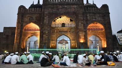 धरहरा मस्जिद में रोजा इफ्तार करते लोग।