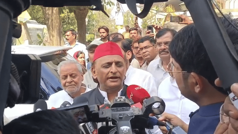 Akhilesh yadav meets to Shankaracharya Swami Avimukteshwarananda in Lucknow.