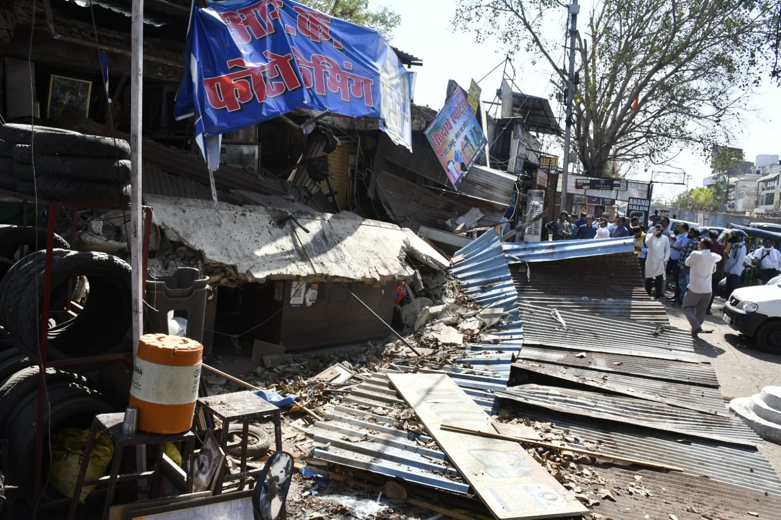 दुकानों के गिरे छज्जे