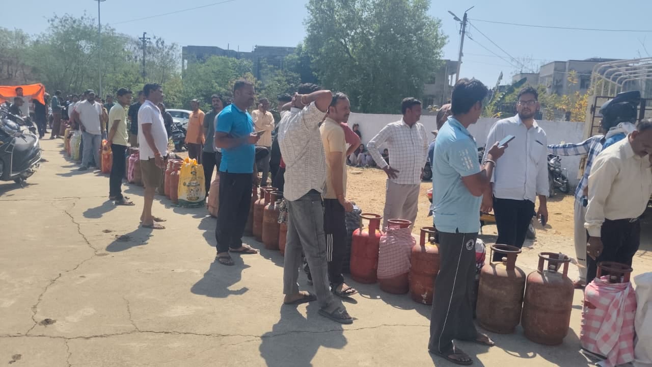 सिलिंडर के लिए लाइन में लगे पुलिसकर्मी