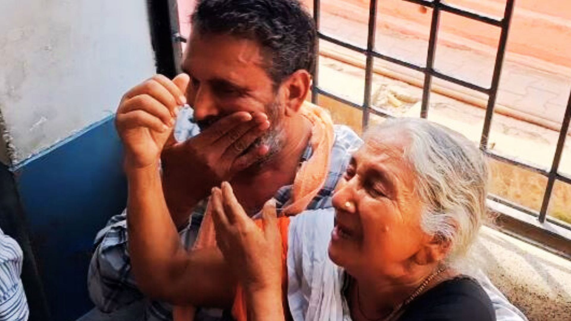 district hospital azamgarh old woman was twisted her son was slapped doctor displayed brutality