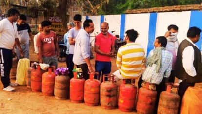 बलिया में एक एजेंसी के बाहर सिलिंडर लेने के लिए कतारबद्ध खड़े उपभोक्ता।