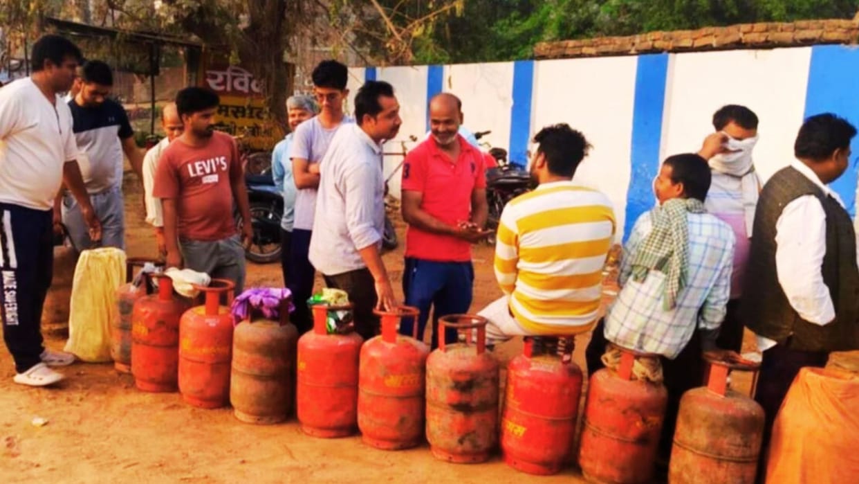 cylinder worth 976 rupees being sold 1,300 supply department claims no shortage in ballia