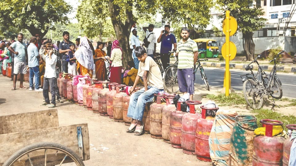 LPG crisis in chandigarh punjab mohali Queues at agencies hotel operations affected