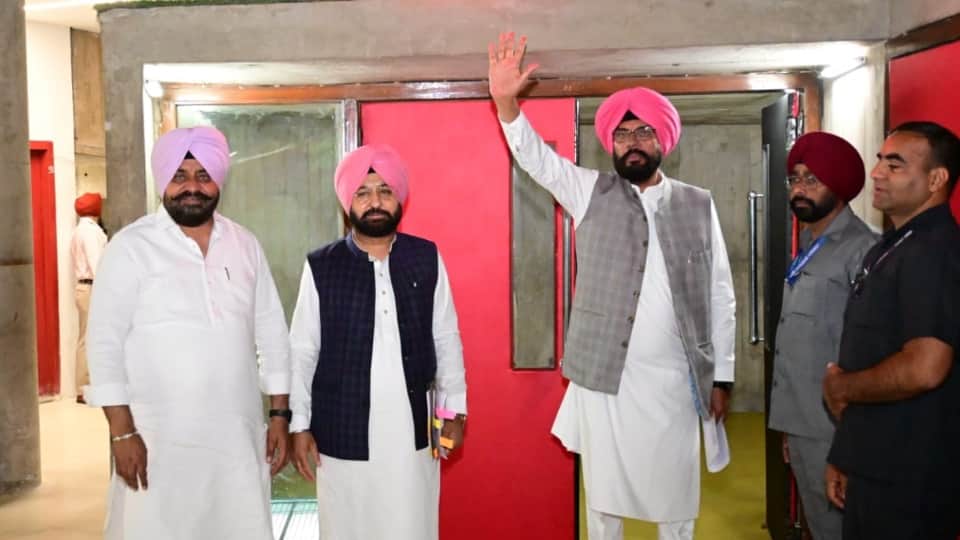 पंजाब विधानसभा पहुंचे कुलदीप सिंह धालीवाल, हरदीप सिंह मुंडिया और गुरदीप सिंह रंधावा
