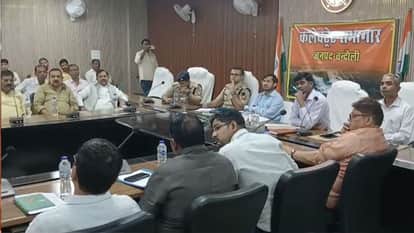 DM held review meeting with oil companies and gas distributors in Chandauli
