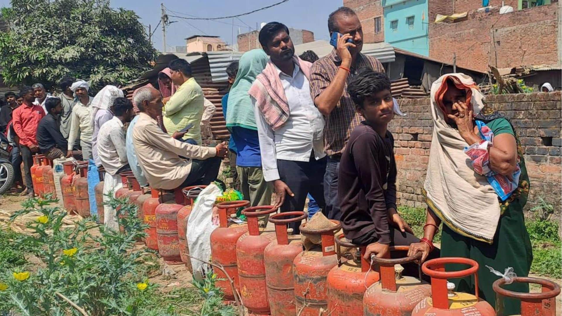 Huge queues at gas cylinder centers induction and coal sales surge in chandauli photos