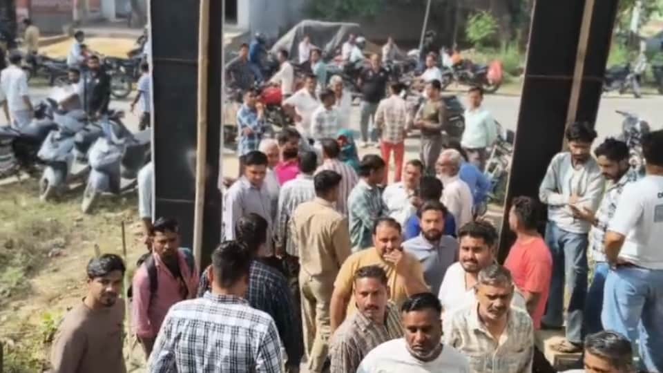 Electronics shopkeeper