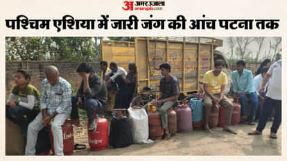 People blocked the road in Patna's Phulwari Sharif due to gas crisis.