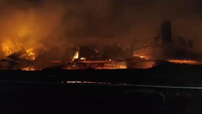 massive fire broke out in a mall on the highway in Budaun