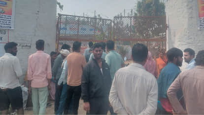 The administration distributed gas cylinders from the seized gas agency in Gorakhpur.