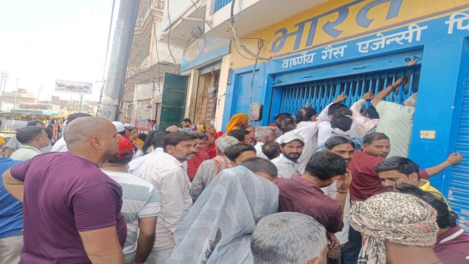 Gas crisis: Glass factories on verge of closure in Firozabad, prices of samosas and kachoris increased