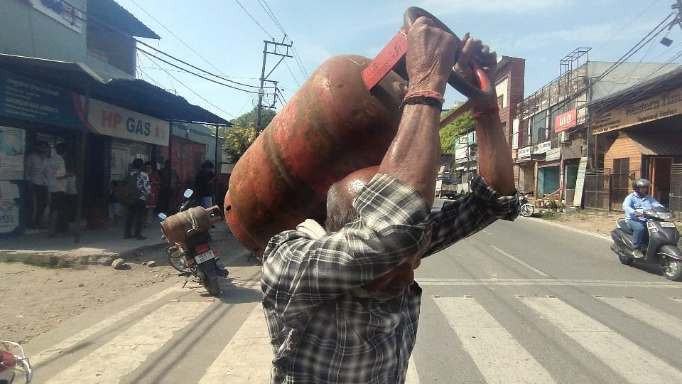 LPG Shortage Backlog Rises Again in Dehradun Crosses 95,000 Mark 18,000 Cylinders Distributed to Consumers