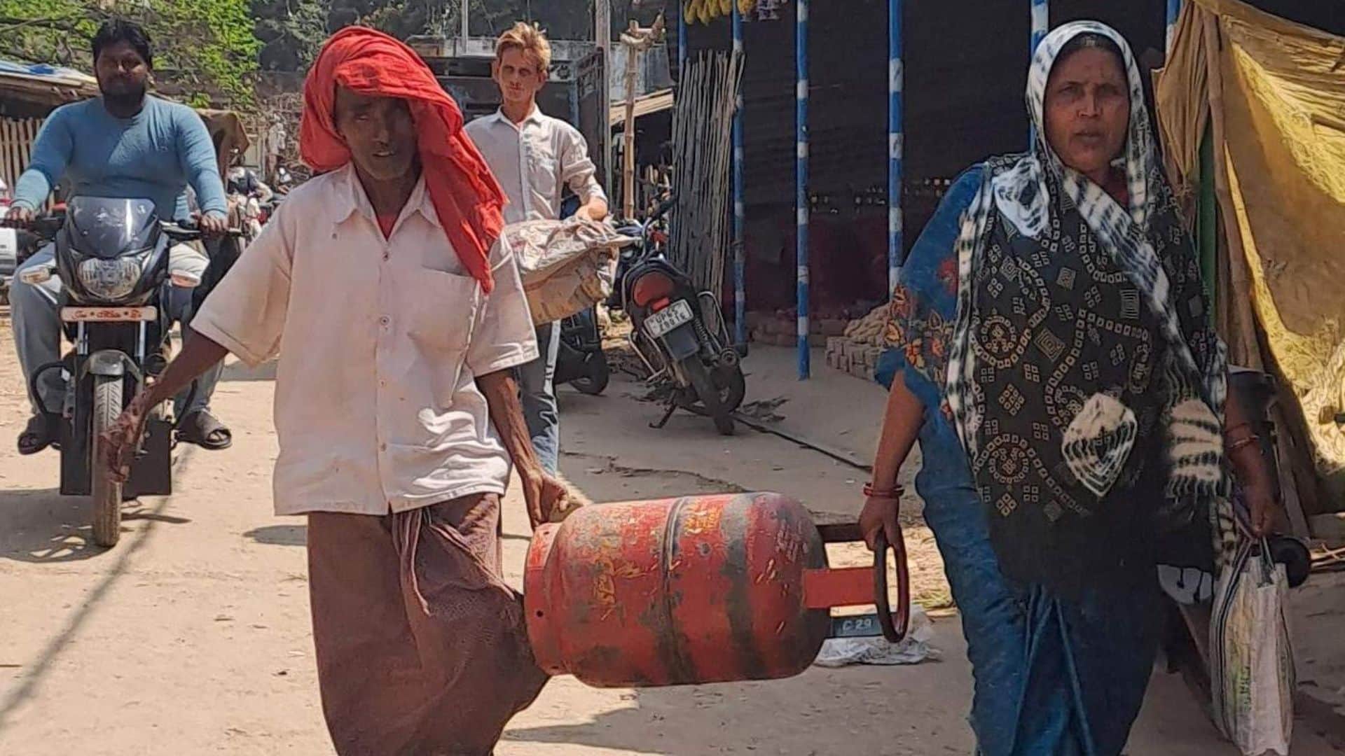 Huge queues at gas cylinder centers induction and coal sales surge in chandauli photos