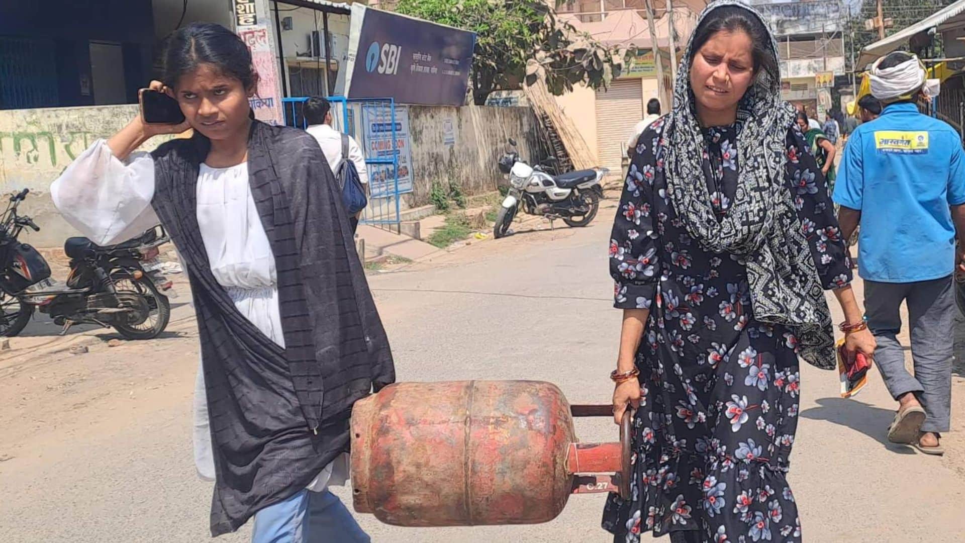 Huge queues at gas cylinder centers induction and coal sales surge in chandauli photos