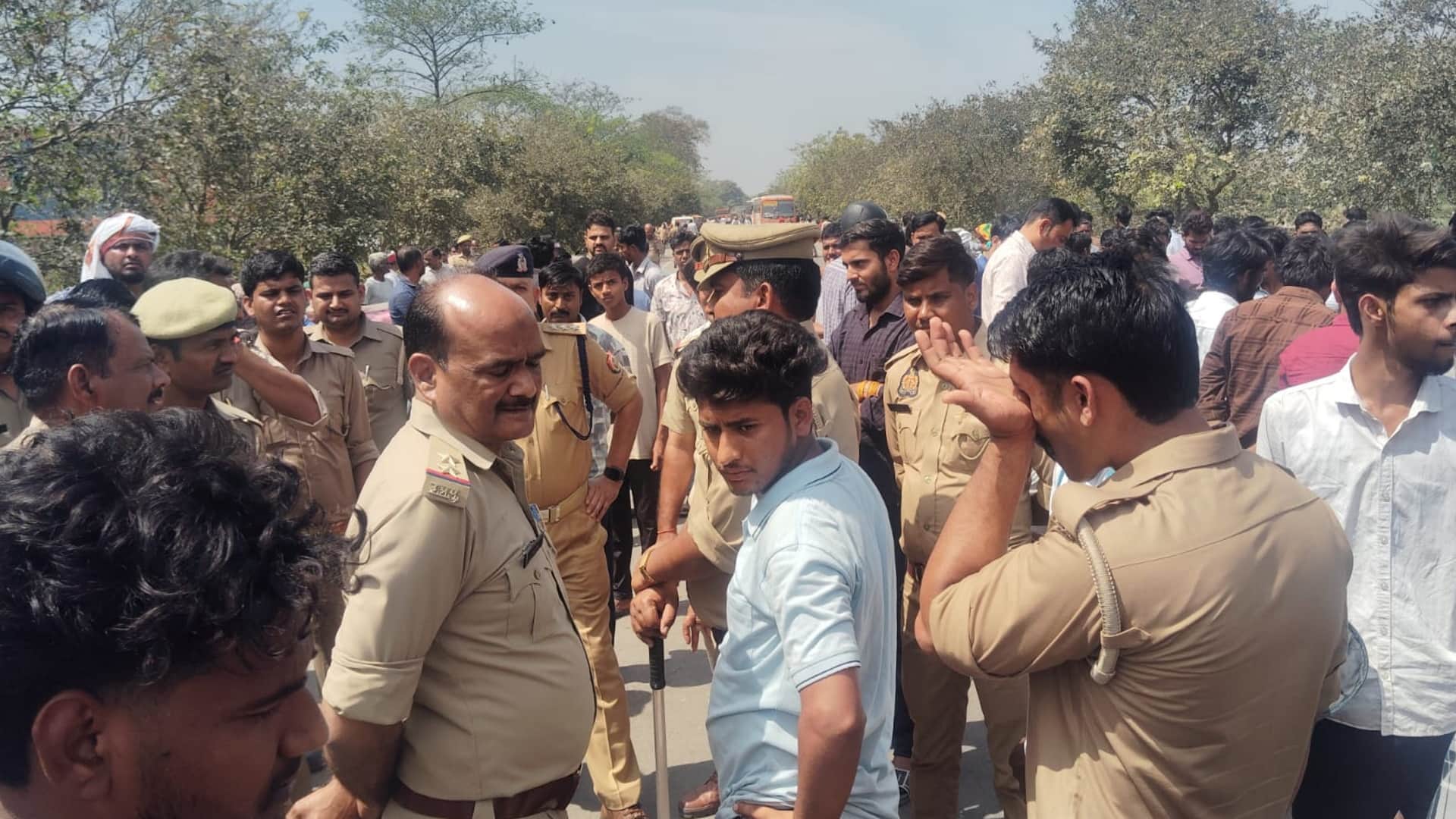 घटना के बाद मौके पर जुटी भीड़।