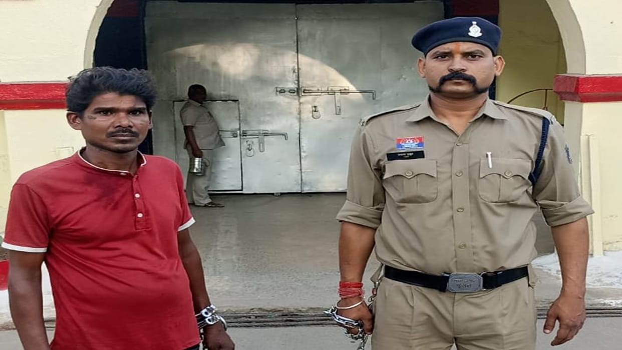 accused who threatened youth by waving a sword was arrested, police also confiscated weapon