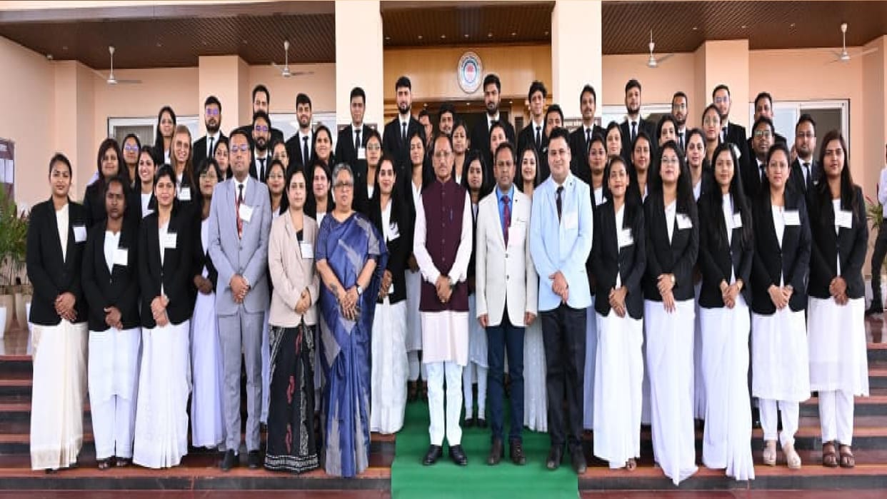Trainee judges of Chhattisgarh State Judicial Academy met CM Vishnudev Sai in the Assembly