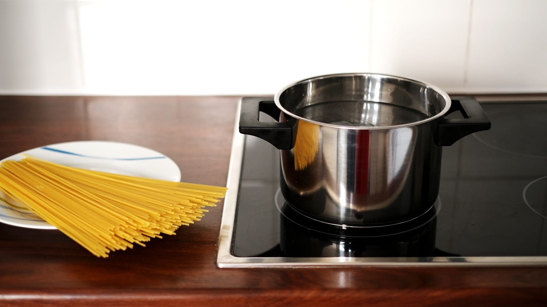 LPG Crisis Government Postpones Star Labeling for Induction Stoves A Major Move to Boost Electric Cooking