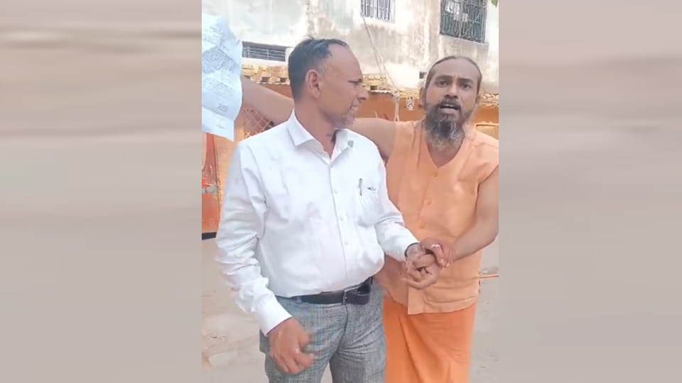 Kanpur: KDA team attacked at Asha Devi Temple, dog released, notice torn