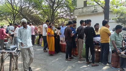 Kanpur gas crisis crowd gathered at Sarsaul Bharat Gas Agency SDM said distribution in presence of police