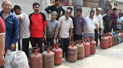 Kanpur Street battles for gas cylinders server disruptions distribution halted due to lack of OTP