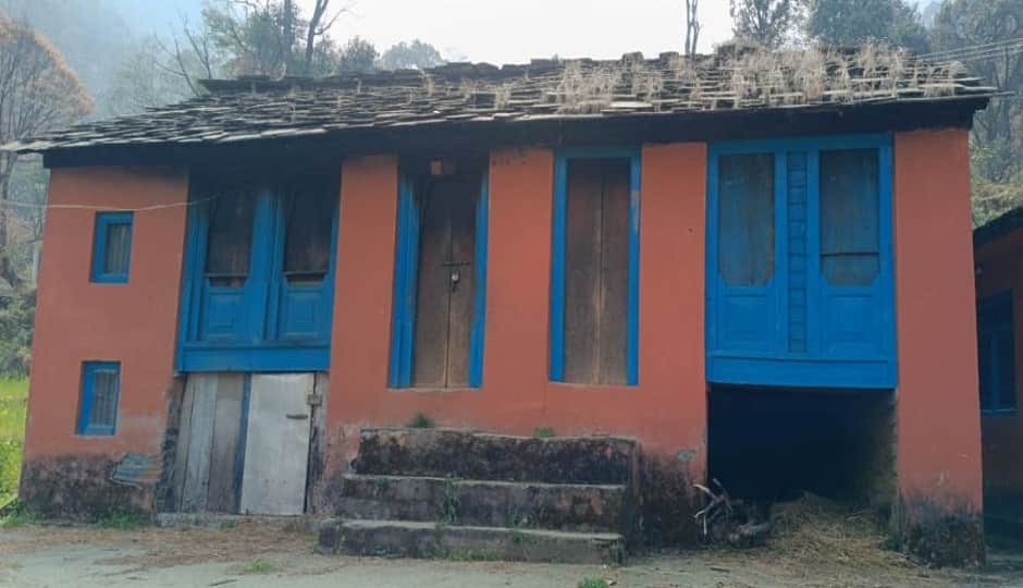 कपकोट के नरगड़ा गांव में पलायन से बंद पड़ा मकान।