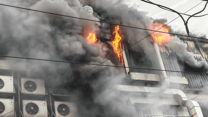 Fire breaks out in a building in Noida Sector-4