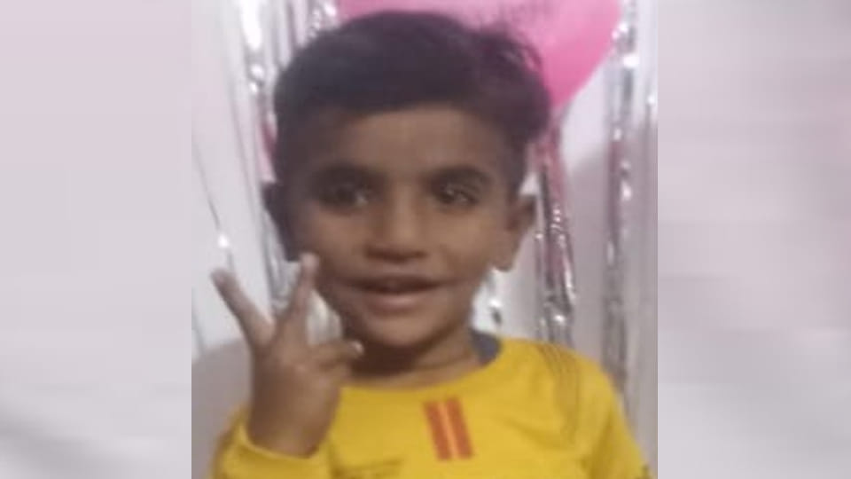 Hardoi: Innocent child dies in tractor collision, family in shock