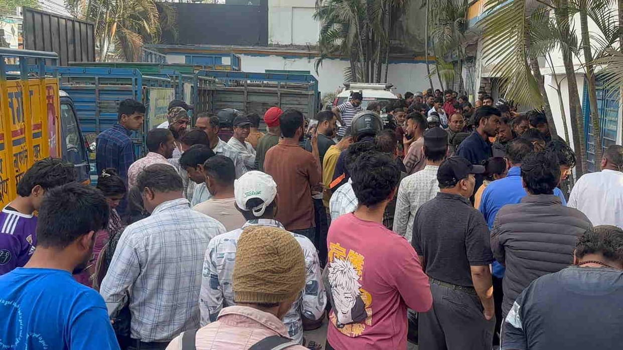 LPG Gas crisis LPG Shortage Bookings are not being processed in Dehradun queues at warehouses for cylinders