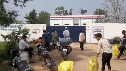 Consumers are running to the agency with LPG cylinders in Pilibhit