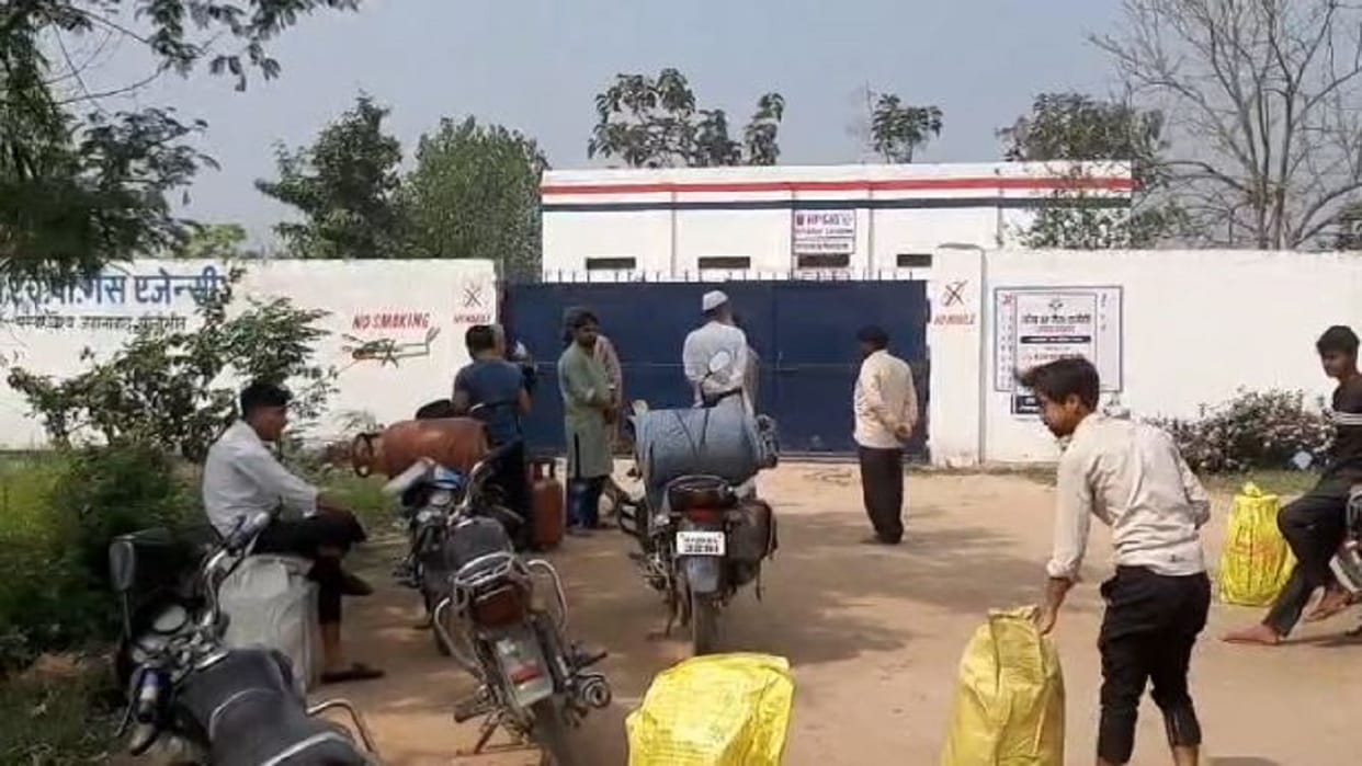 Consumers are running to the agency with LPG cylinders in Pilibhit