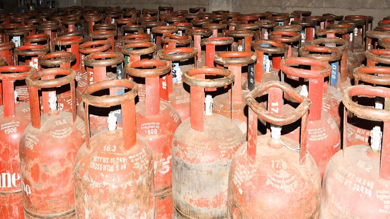 Delhi: Wedding menus cut amid cylinder crisis, rumours fuel black market