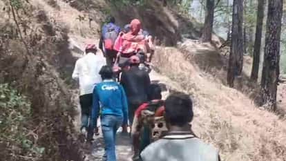 Chamoli: No road in Airtha village sick woman carried five kilometers from Dandi to hospital