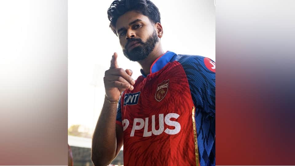 नई जर्सी में पंजाब किंग्स के कप्तान श्रेयस अय्यर।