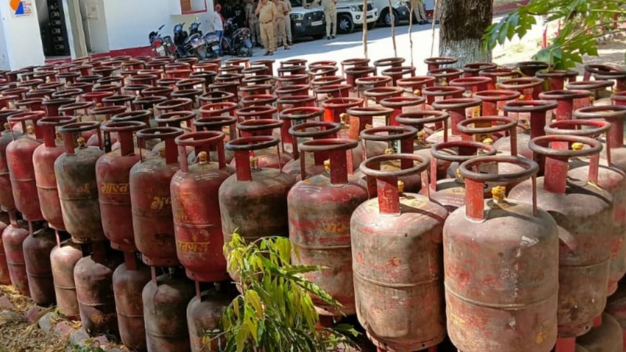 Jhansi: 524 gas cylinders stolen from a truck recovered, 7 accused arrested