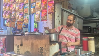 पठानकोट के न्यू एमसी बाजार में जानकारी देता हुआ चाय वाला राकेश कुमार।