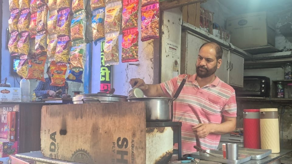 Tea prices rise in Pathankot due to LPG cylinder shortage