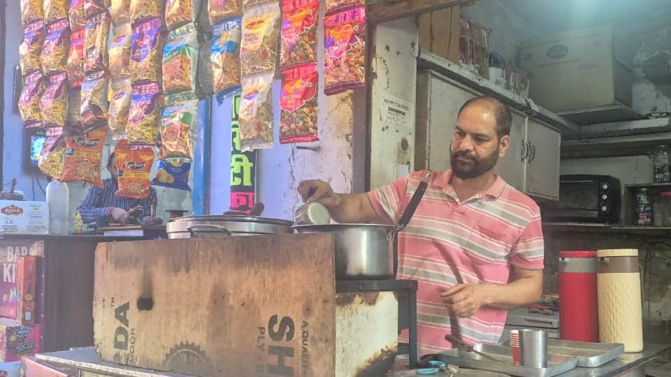 पठानकोट के न्यू एमसी बाजार में जानकारी देता हुआ चाय वाला राकेश कुमार।