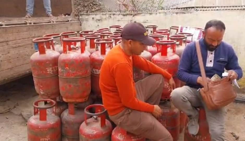 पिथौरागढ़ के टकाना में रसोई गैस सिलिंडर बांटने पहुंचे एजेंसी कर्मी।