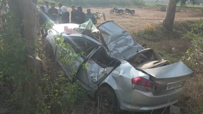 Muzaffarnagar: A speeding uncontrolled car overturned after hitting a tree, two wedding guests died, four yout