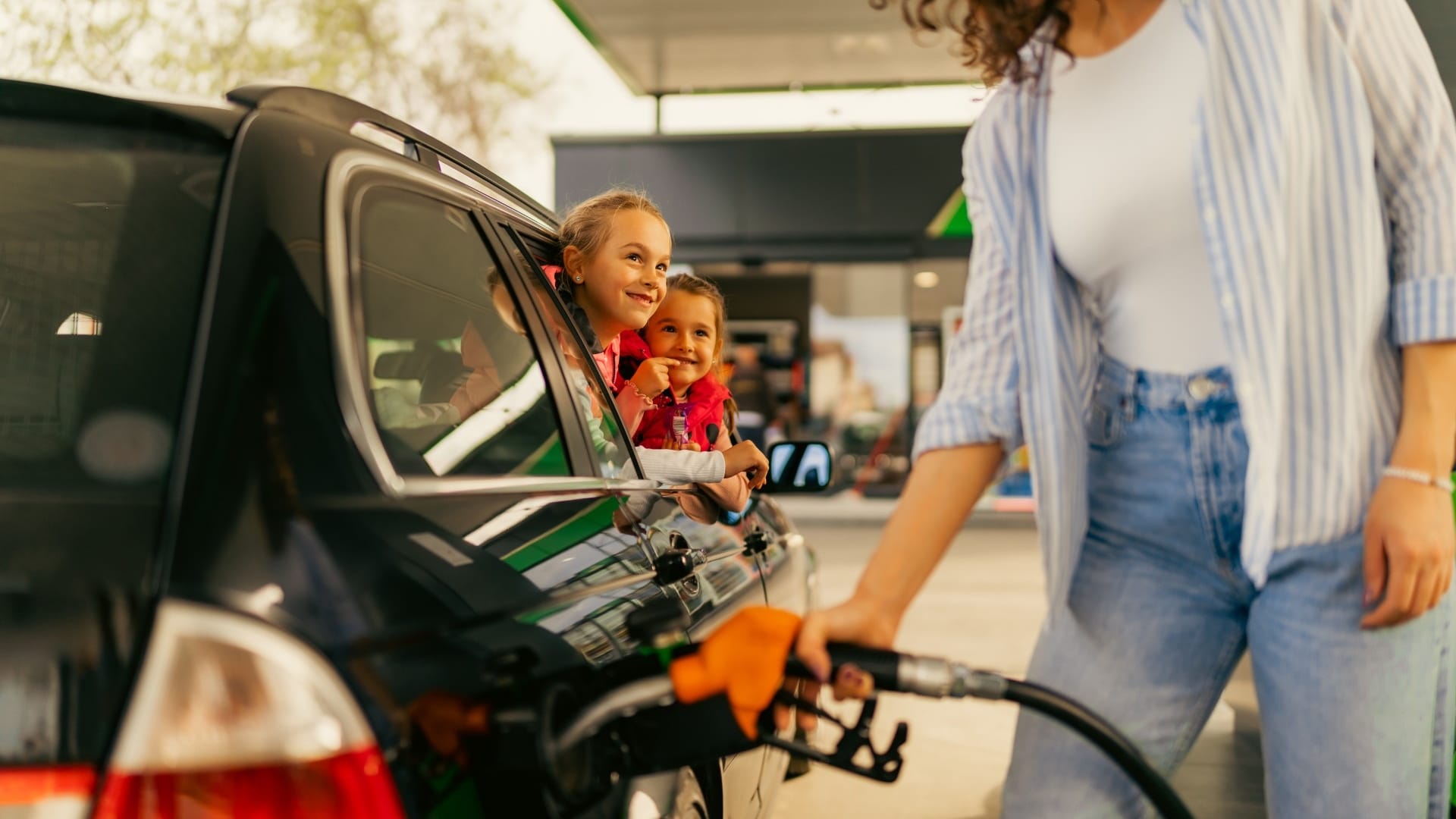 why mobile phone is not allowed in petrol pump know the reason here