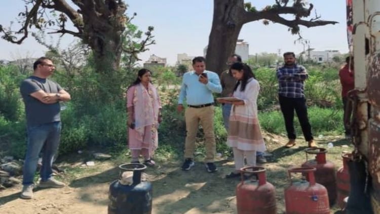 LPG Crisis: अवैध गैस रिफिलिंग पर प्रशासन की सख्ती, रसद विभाग ने सवीना में छापेमारी कर 6 सिलेंडर जब्त किए